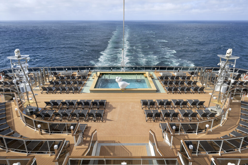 Horizon-Pool&Amphitheatrenew_1IL6340